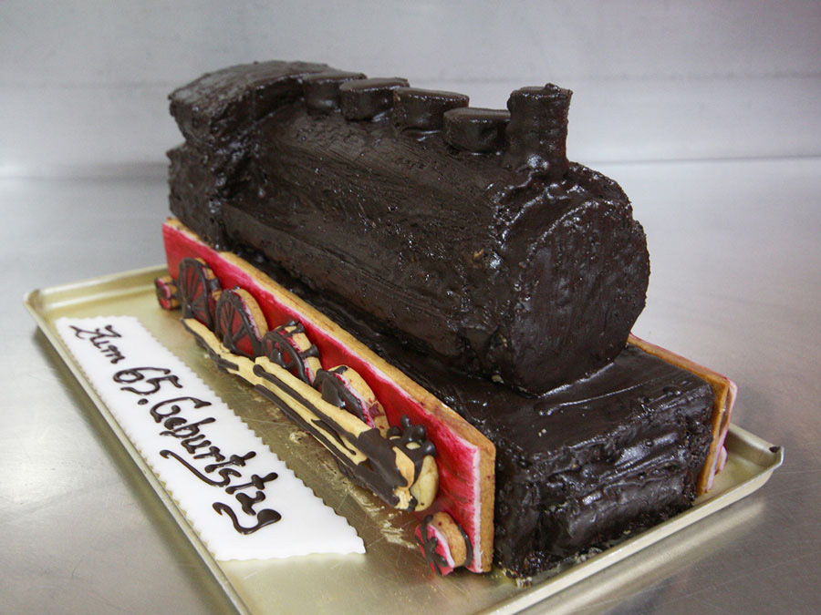 Leckere Geburtstags-Torte als Zug mit Keksen und Schokoladenguss ...