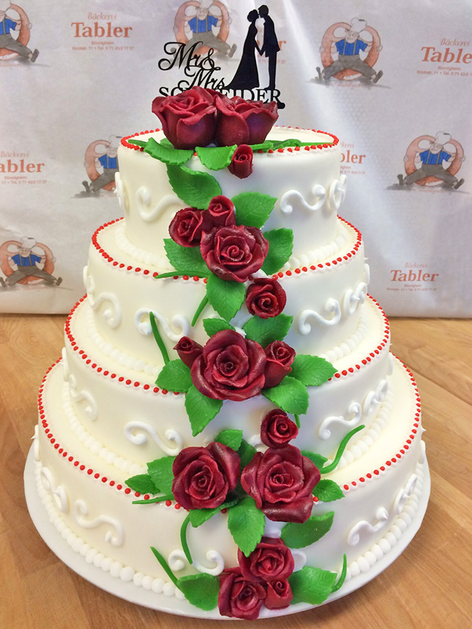Tabler Hochzeitstorte Mit Vielen Etagen 1 Stock Schwarzwalder Kirschtorte 2 Herrent 3 Rosen 