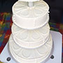Eine große Torte für den großen Tag. Hochzeitstorte in edlem Weiß.