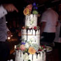 3-stöckige Naked-Hochzeitstorte mit Obst und Frischblumen dekoriert!