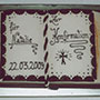 Köstliche Konfirmationstorte gestaltet als offenes Buch aus Massa Ticino mit Schrift aus Schokolade.