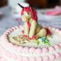 Süße Motivtorte aus Massa Ticino für kleine Einhörner und Elfen.